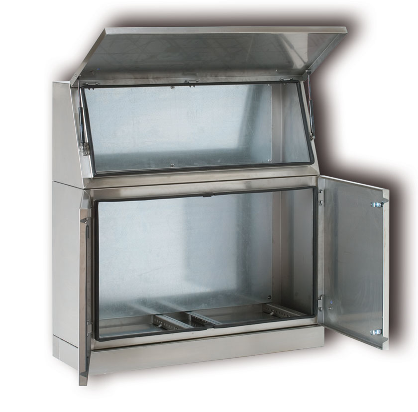 Immagine di un armadio con forma a leggio in acciaio inox con apertura superiore e doppia anta inferiore, la prima anta si apre verso l'alto, le altre due lateralmente a destra e sinistra
