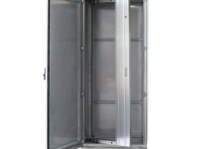 armadio inox per quadro elettrico con inserto in acciaio girevole per allocare monitor 19"
